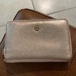 Tory Burch wallet in Rose Gold Leather. Excellent gently used condition.